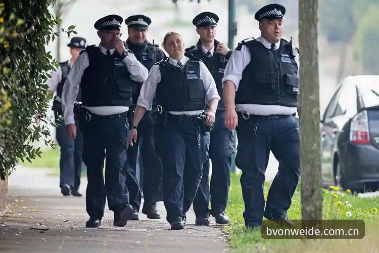 世界杯安保策略调整深度分析：英国警员缩减背后的国际警务合作新格局